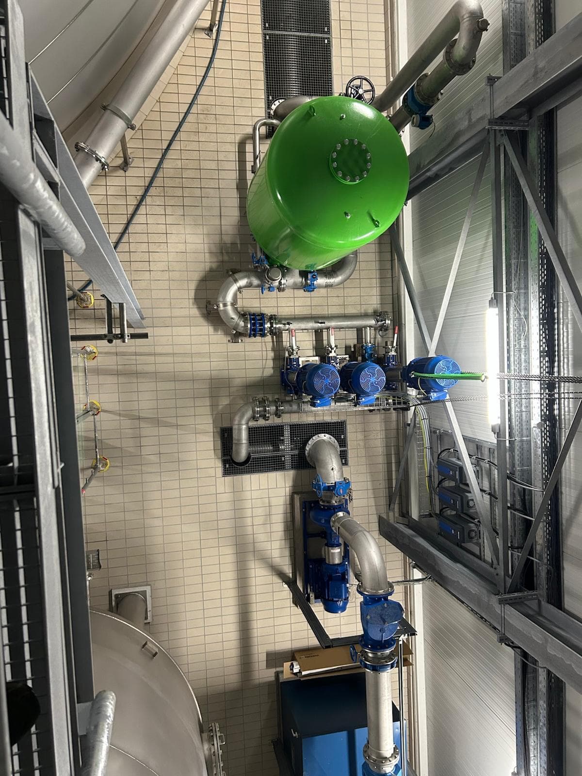 Druckbehälter mit Rohrleitungen und Armaturen