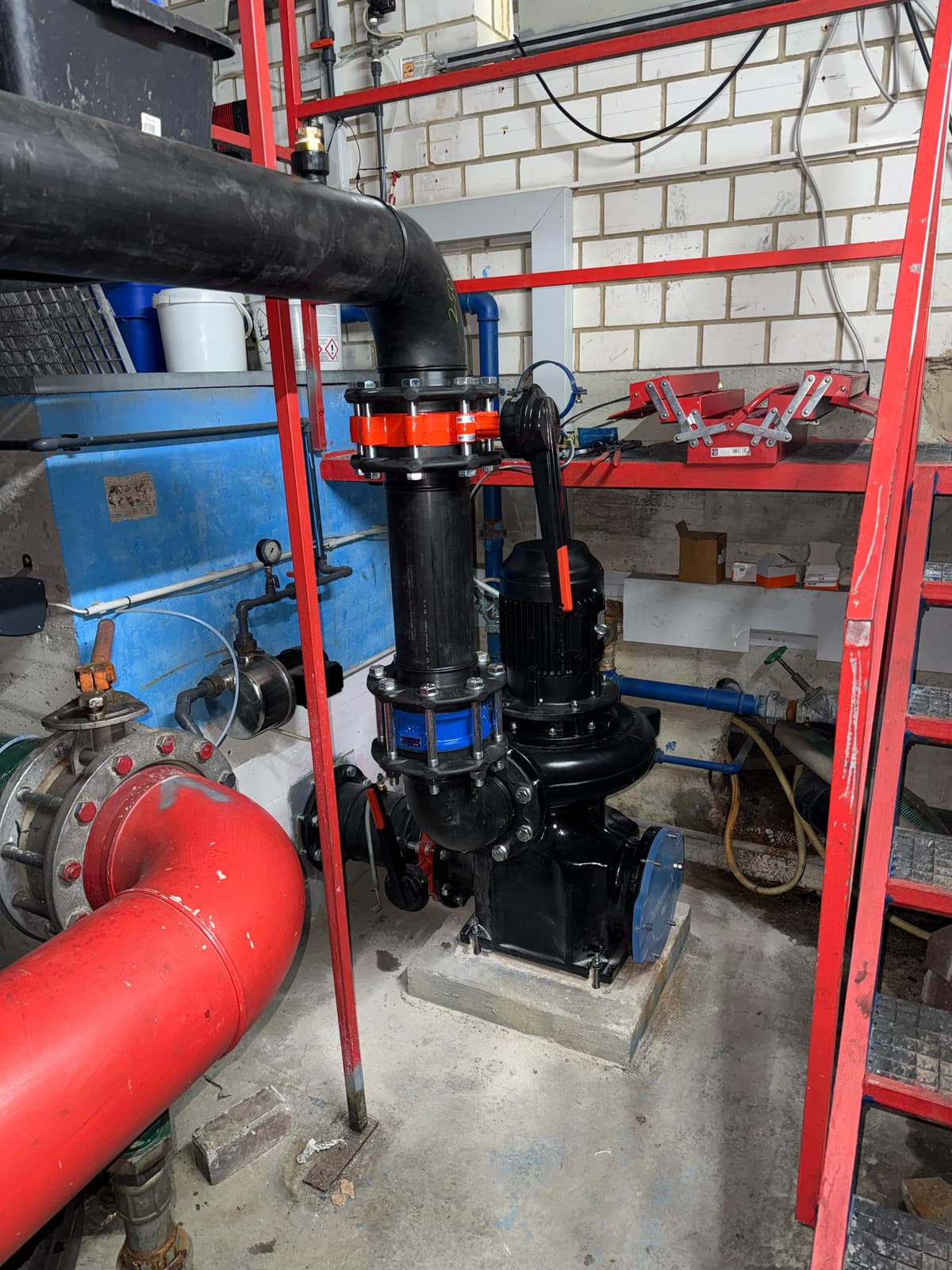 Pumpstation mit Rohrleitungen in Technikraum