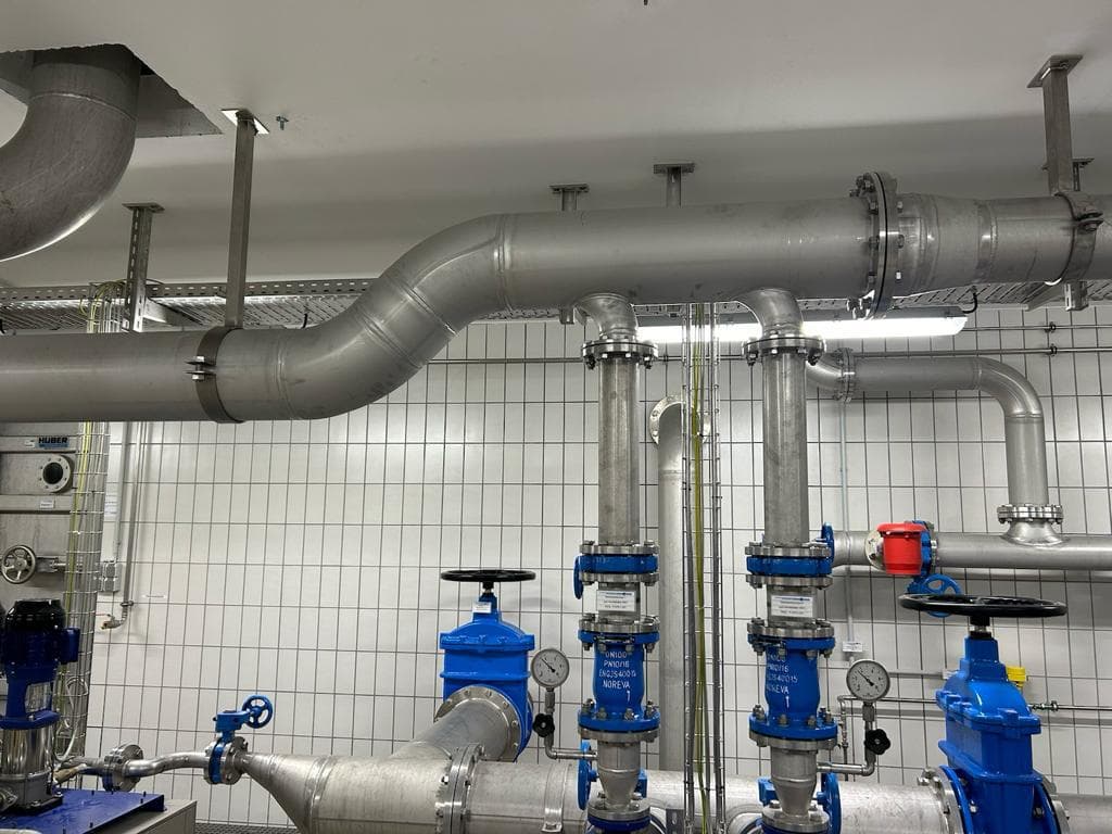 Edelstahl-Rohrleitungssystem mit Absperrarmaturen in Technikraum