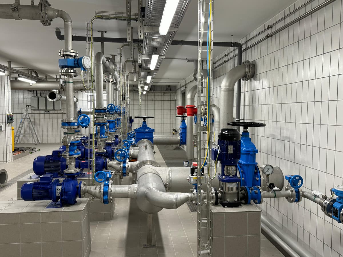 Pumpstation mit Edelstahl-Rohrleitungen
