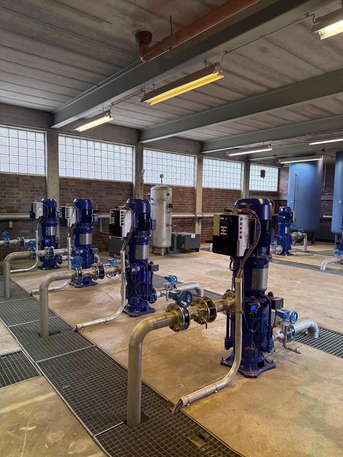 Vertikalpumpen mit Druckbehältern und Steuerung