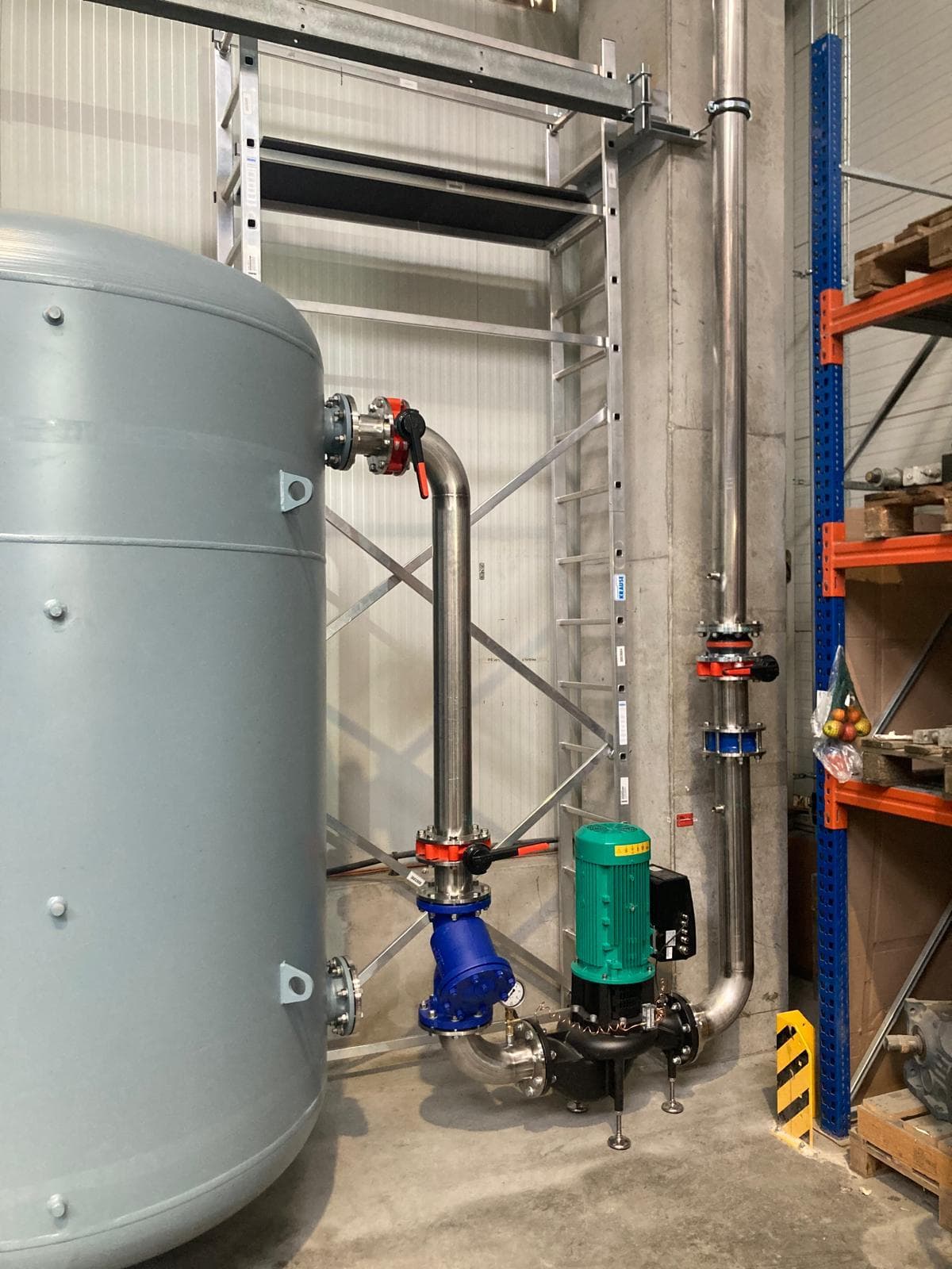 Speichertank mit Pumpe und Verrohrung