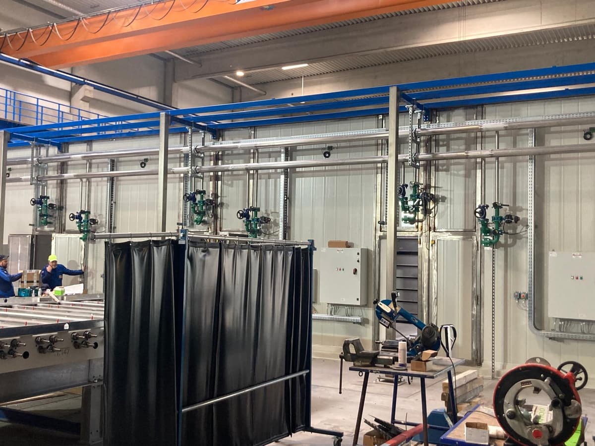 Werkshalle mit Rohrleitungsmontage und Schweißbereich