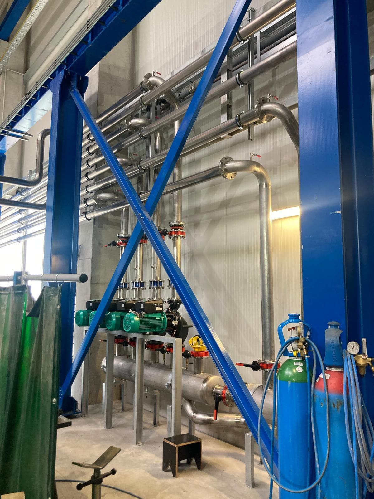 Industrieanlage mit Pumpen und Rohrsystemen