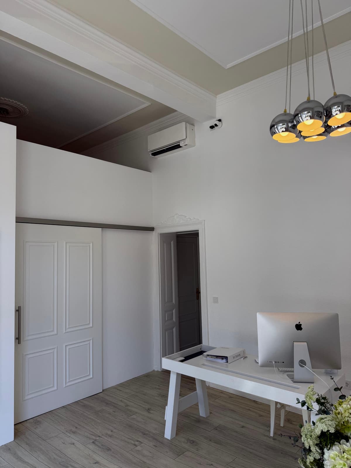 DAIKIN Inneneinheit in einem Altbau-Büro mit Stuckdecke