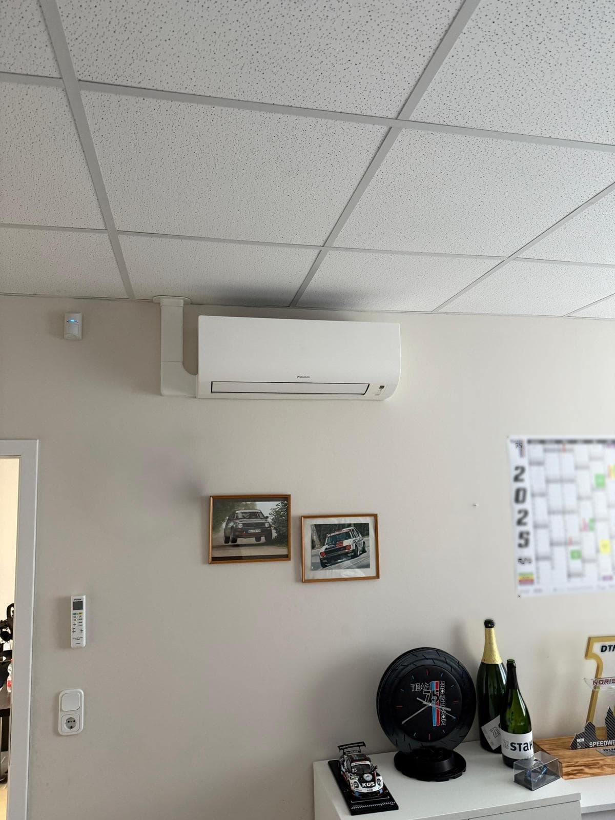 DAIKIN Inneneinheit mit Kondensatpumpe im Büro
