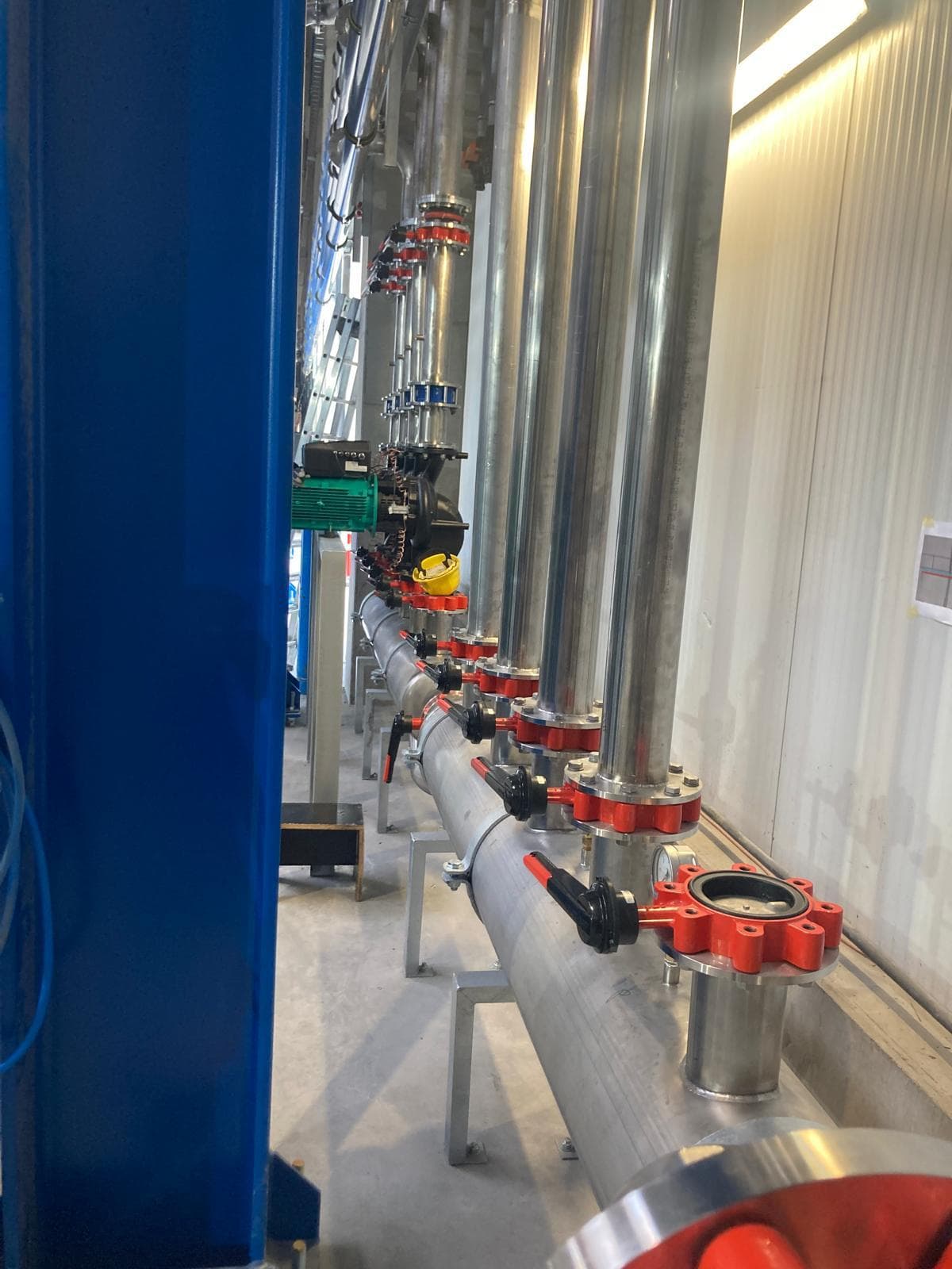 Industrielle Rohrleitung mit Absperrklappen