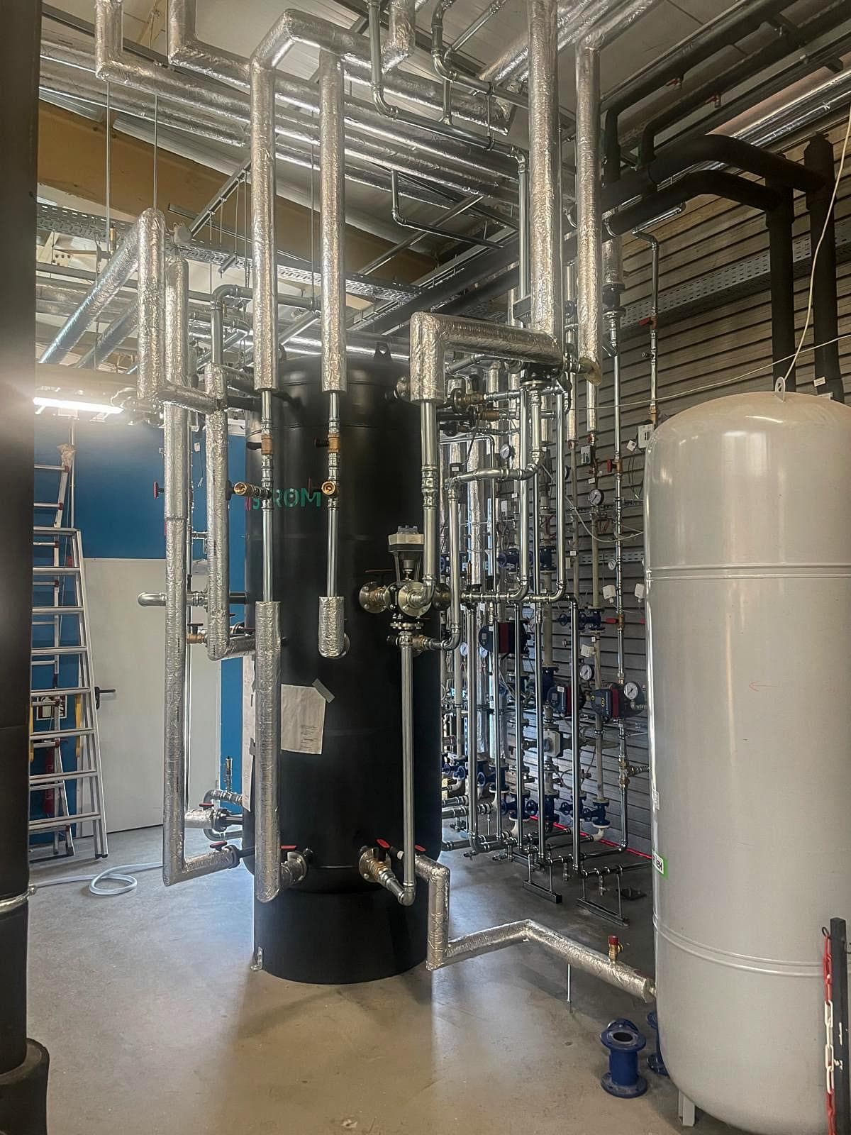 Komplexes Rohrleitungssystem mit Speicher und Armaturen