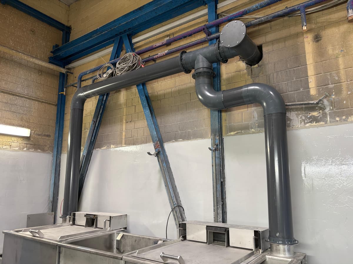 PVC-Rohrleitung in Werkshalle