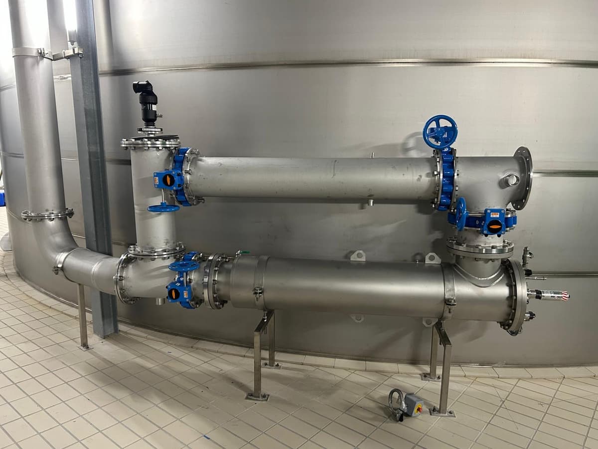 Edelstahl-Verrohrung an Großtank mit Absperrarmaturen