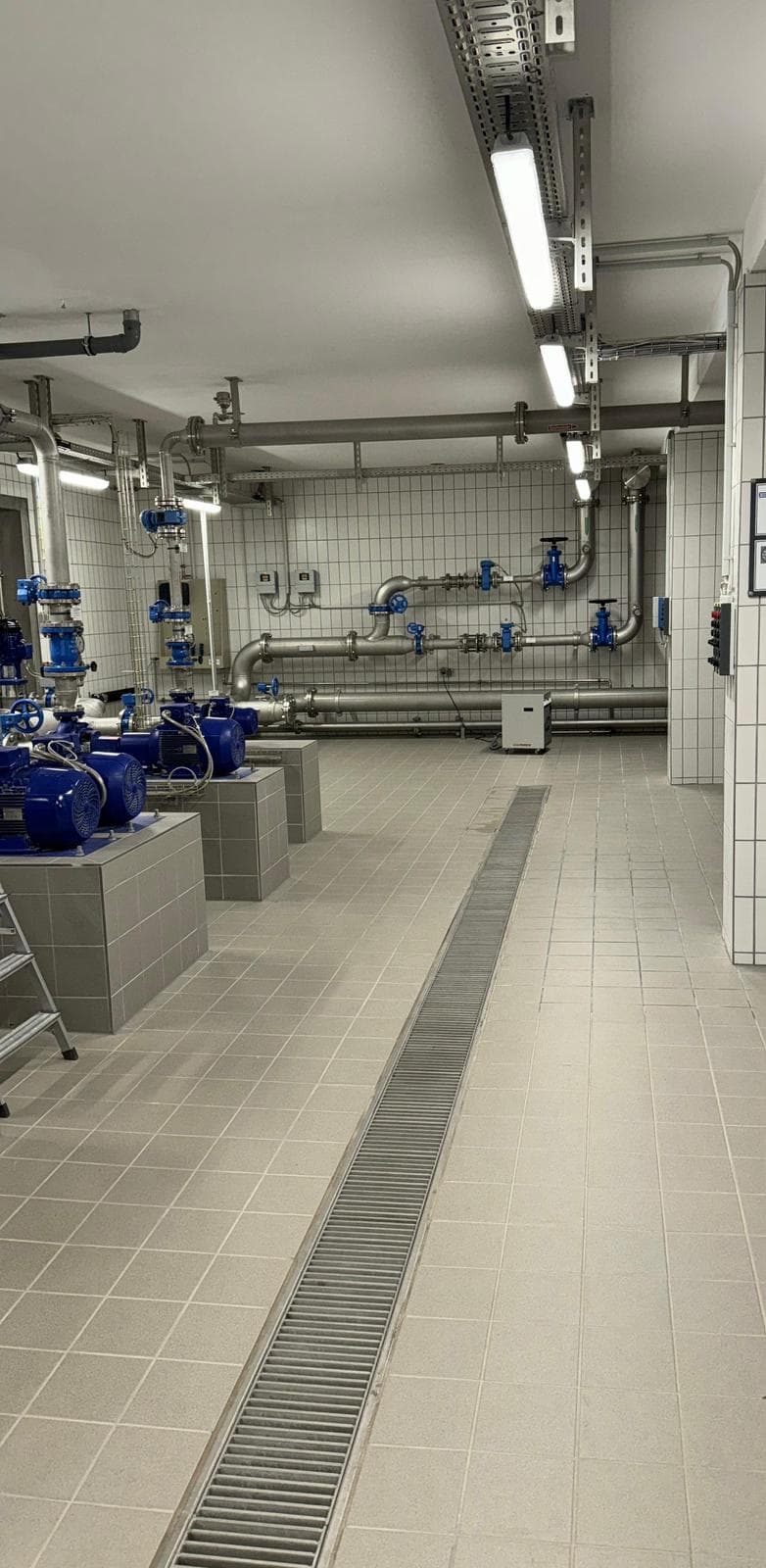 Technikraum mit Pumpen und Rohrleitungsnetz