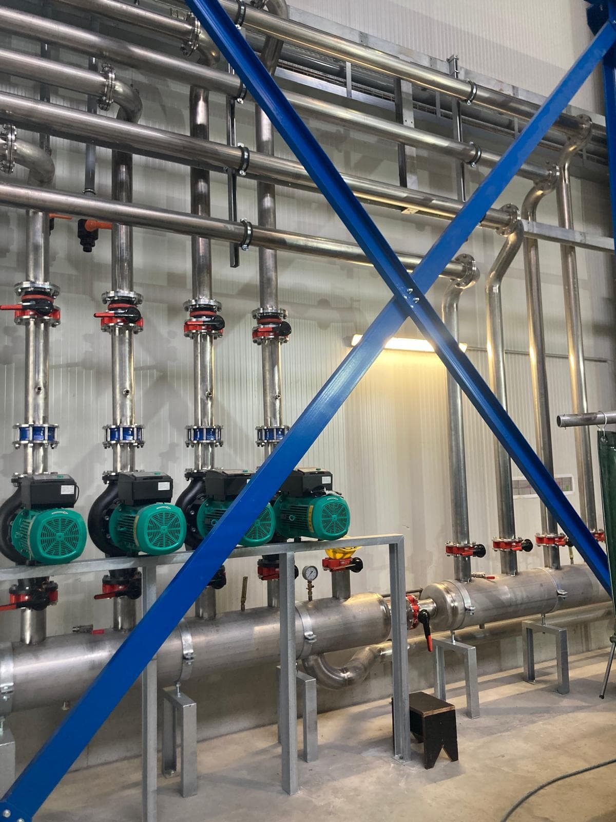 Rohrleitungssystem in Industriehalle mit Pumpen