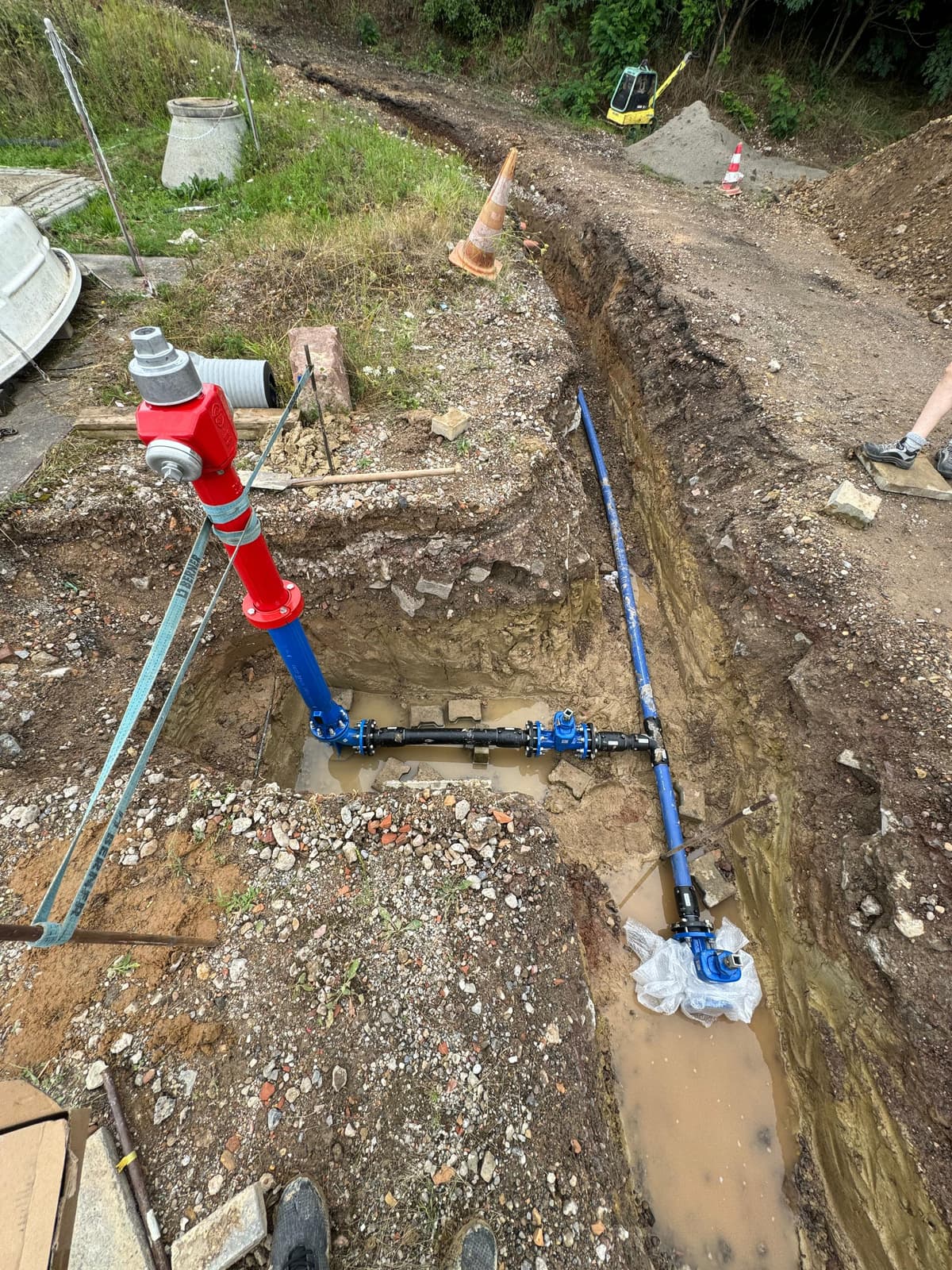 Hydrantenanschluss, verschweißt mit Heizwendelmuffen, der eine sichere Wasserentnahme für Löschzwecke ermöglicht